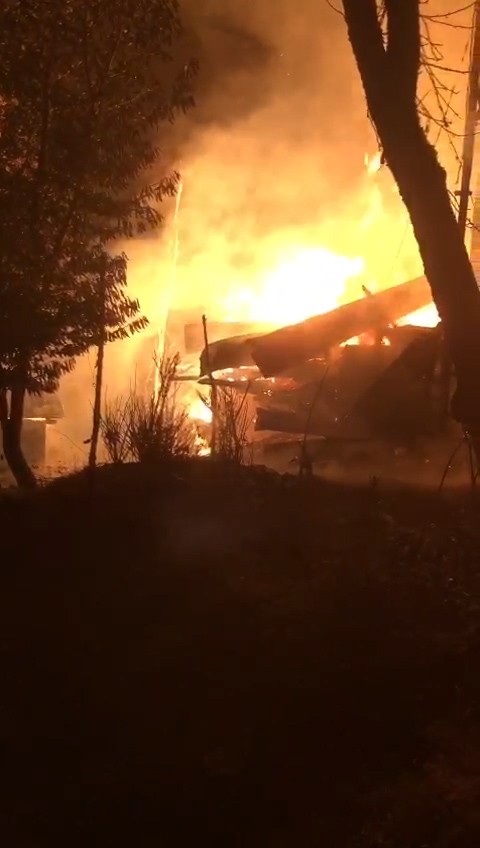 Foto - Yaşlı çiftin evi cayır cayır yandı!