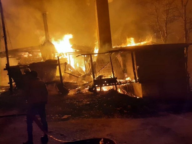 Foto - Yaşlı çiftin evi cayır cayır yandı!