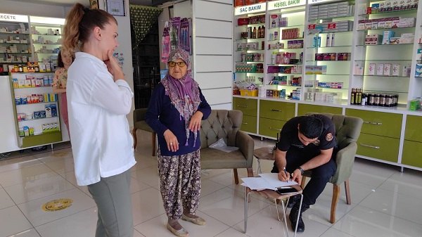 Foto - Yaşlı kadın bakın umre parasını nerede unuttu