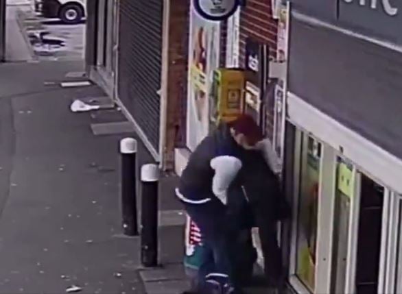 Foto - Yaşlı kadın kıyafetini marketin kepengine kaptırdı! Kepenk, yaşlı kadını böyle yukarı çekti! İşte anbean o inanılmaz olay