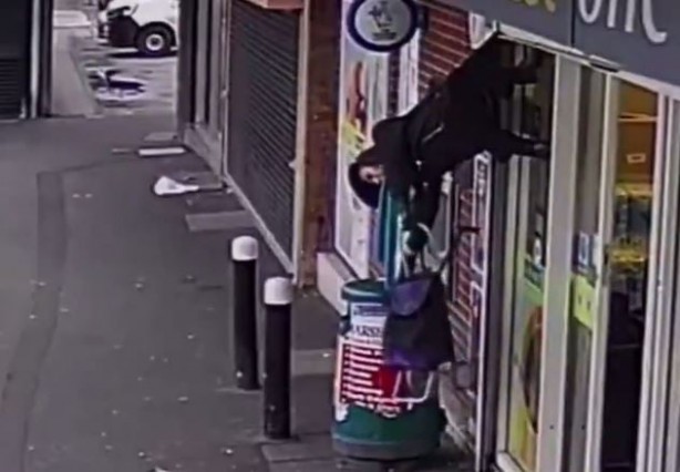 Foto - Yaşlı kadın kıyafetini marketin kepengine kaptırdı! Kepenk, yaşlı kadını böyle yukarı çekti! İşte anbean o inanılmaz olay