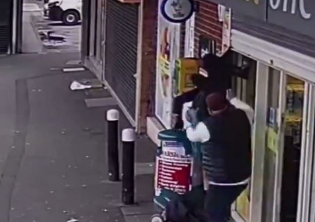 Foto - Yaşlı kadın kıyafetini marketin kepengine kaptırdı! Kepenk, yaşlı kadını böyle yukarı çekti! İşte anbean o inanılmaz olay