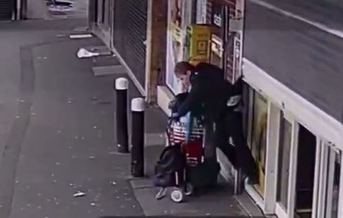 Foto - Yaşlı kadın kıyafetini marketin kepengine kaptırdı! Kepenk, yaşlı kadını böyle yukarı çekti! İşte anbean o inanılmaz olay