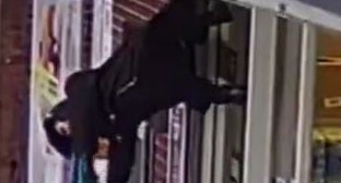 Yaşlı kadın kıyafetini marketin kepengine kaptırdı! Kepenk, yaşlı kadını böyle yukarı çekti! İşte anbean o inanılmaz olay