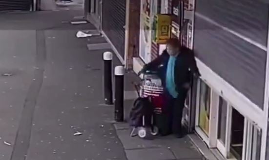 Foto - Yaşlı kadın kıyafetini marketin kepengine kaptırdı! Kepenk, yaşlı kadını böyle yukarı çekti! İşte anbean o inanılmaz olay