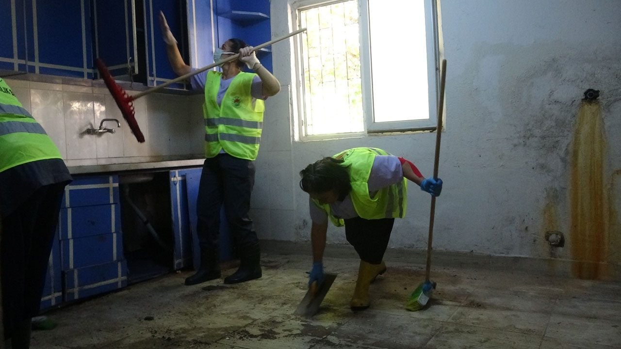 Foto - Yaşlı kadına belediye el uzattı! Evden çıkan 6 kamyon dolusu çöp şok etti