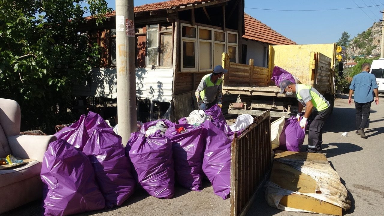 Yaşlı kadına belediye el uzattı! Evden çıkan 6 kamyon dolusu çöp şok etti