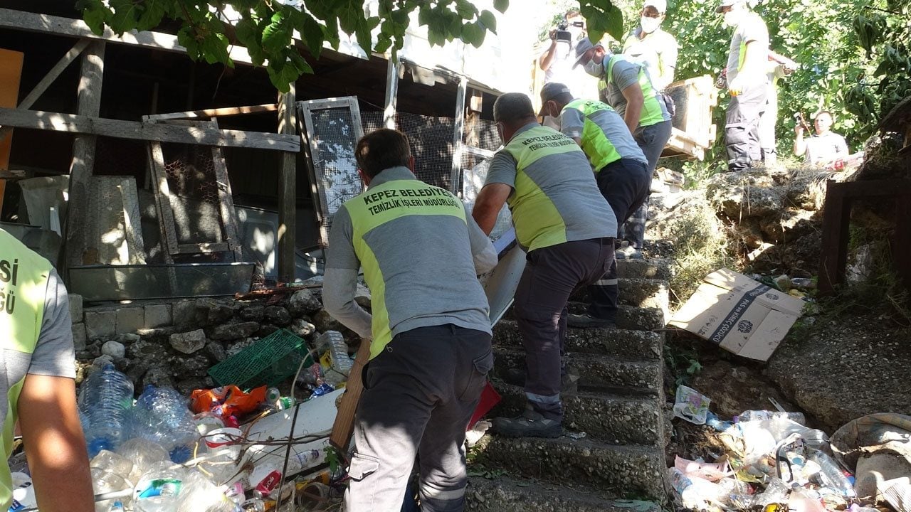 Foto - Yaşlı kadına belediye el uzattı! Evden çıkan 6 kamyon dolusu çöp şok etti