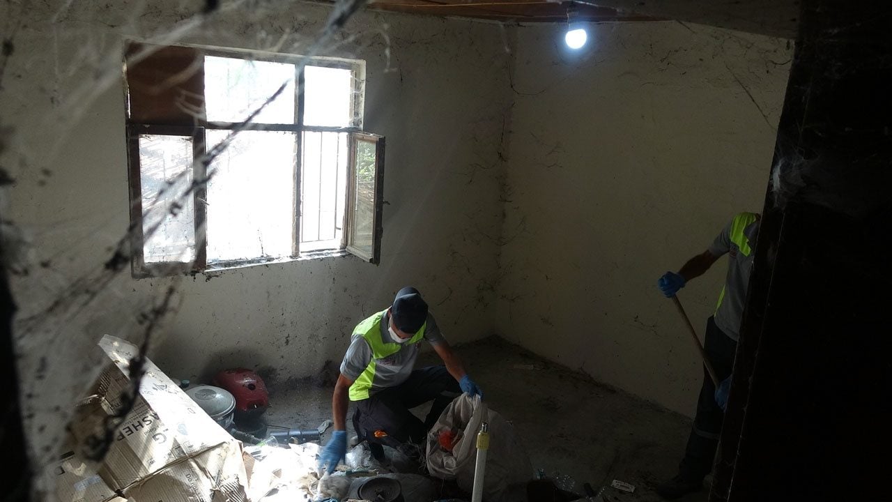 Foto - Yaşlı kadına belediye el uzattı! Evden çıkan 6 kamyon dolusu çöp şok etti