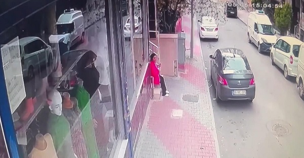 Foto - Yaşlı kadını böyle kandırdılar! Hırsızlardan akıl almaz yöntem