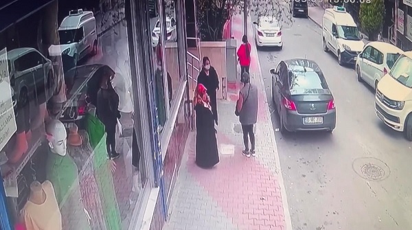 Foto - Yaşlı kadını böyle kandırdılar! Hırsızlardan akıl almaz yöntem