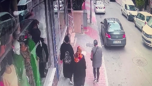 Foto - Yaşlı kadını böyle kandırdılar! Hırsızlardan akıl almaz yöntem