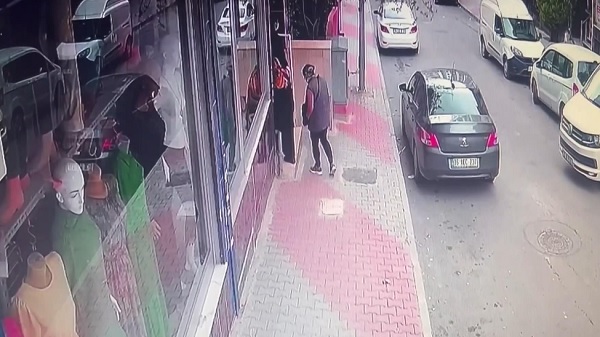 Foto - Yaşlı kadını böyle kandırdılar! Hırsızlardan akıl almaz yöntem