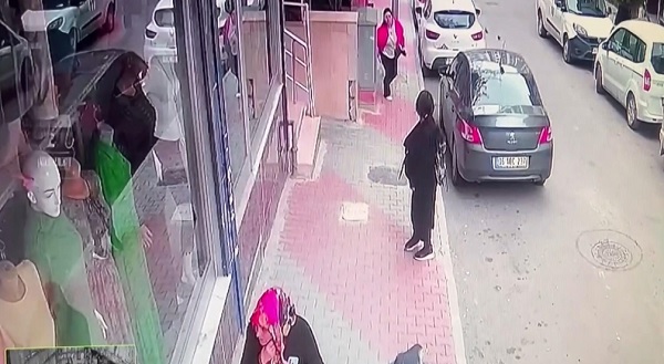 Foto - Yaşlı kadını böyle kandırdılar! Hırsızlardan akıl almaz yöntem