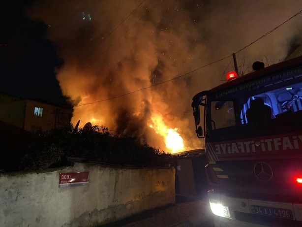 Foto - Yaşlı kadının evi küle döndü