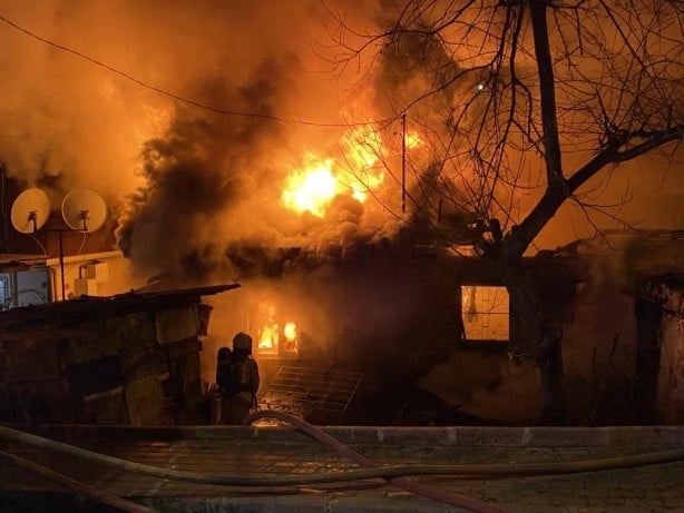 Yaşlı kadının evi küle döndü