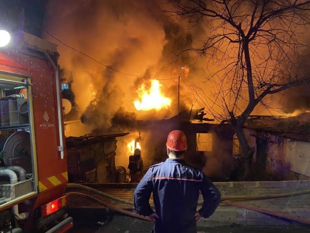 Foto - Yaşlı kadının evi küle döndü