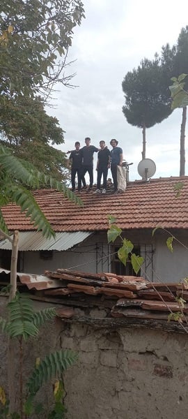 Foto - Yaşlı kadının yardımına liseliler koştu