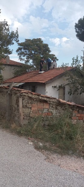 Foto - Yaşlı kadının yardımına liseliler koştu