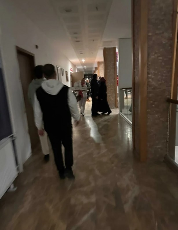 Foto - Yaşlı teyze, depremzedelere yardım taşıdı