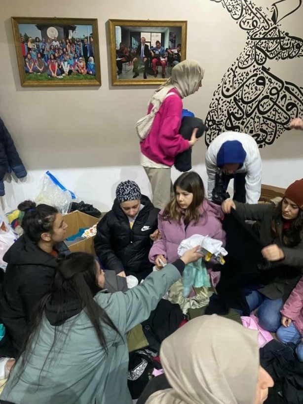 Foto - Yaşlı teyze, depremzedelere yardım taşıdı