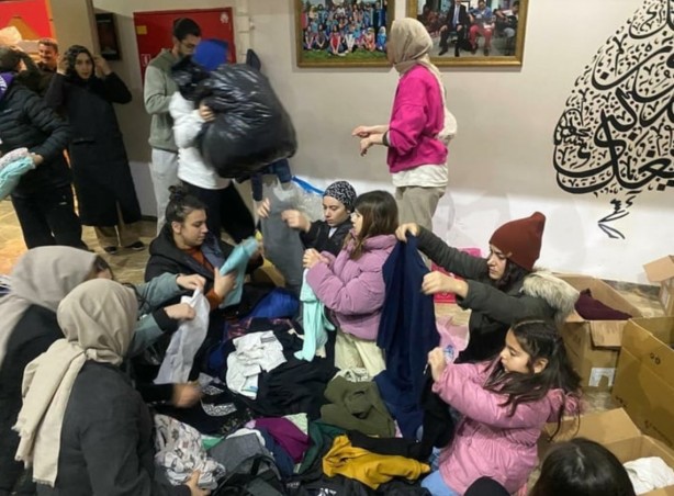 Foto - Yaşlı teyze, depremzedelere yardım taşıdı