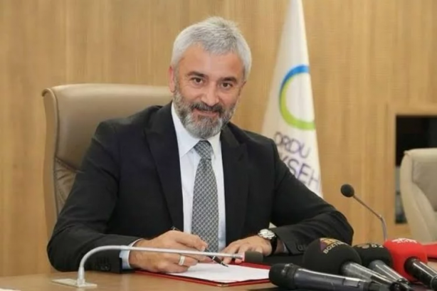 Foto - Yaşlı vatandaş, İYİ Partili belediye başkan adayından öyle bir şey istedi ki, ağızlar açık kaldı! Duyunca "Yok artık" diyeceksiniz