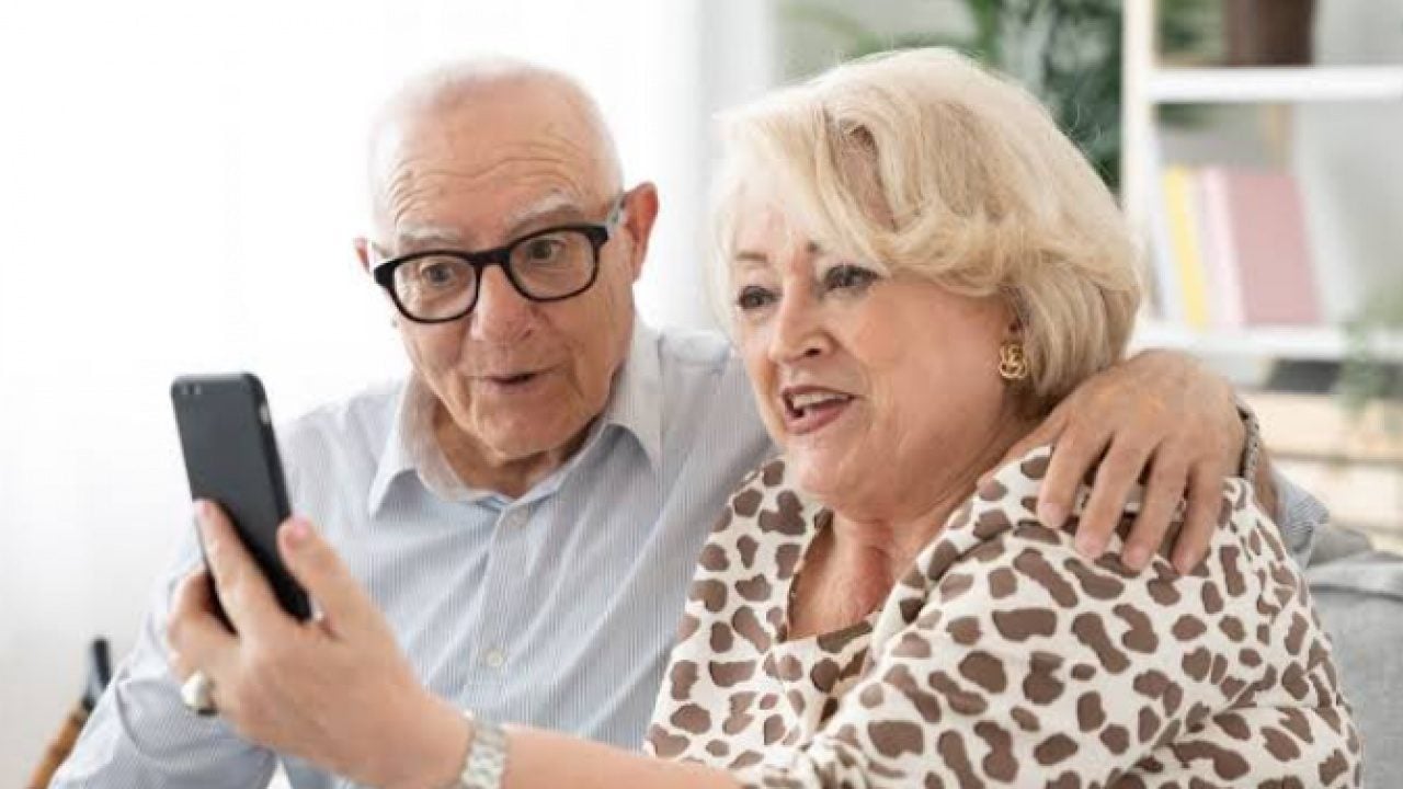 Yaşlılar gençleri tahtından ediyor: ‘Bırak şu telefonu artık’