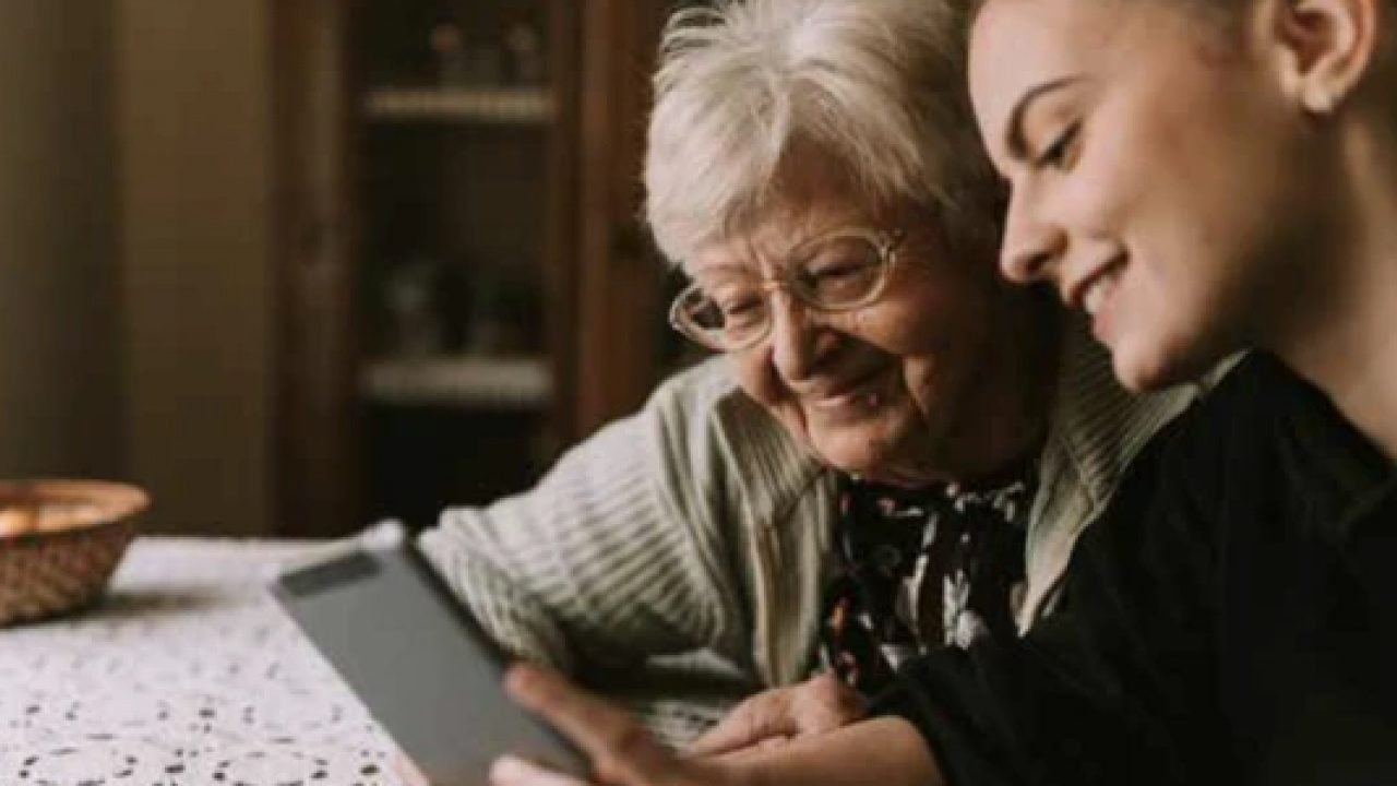 Foto - Yaşlılar gençleri tahtından ediyor: ‘Bırak şu telefonu artık’