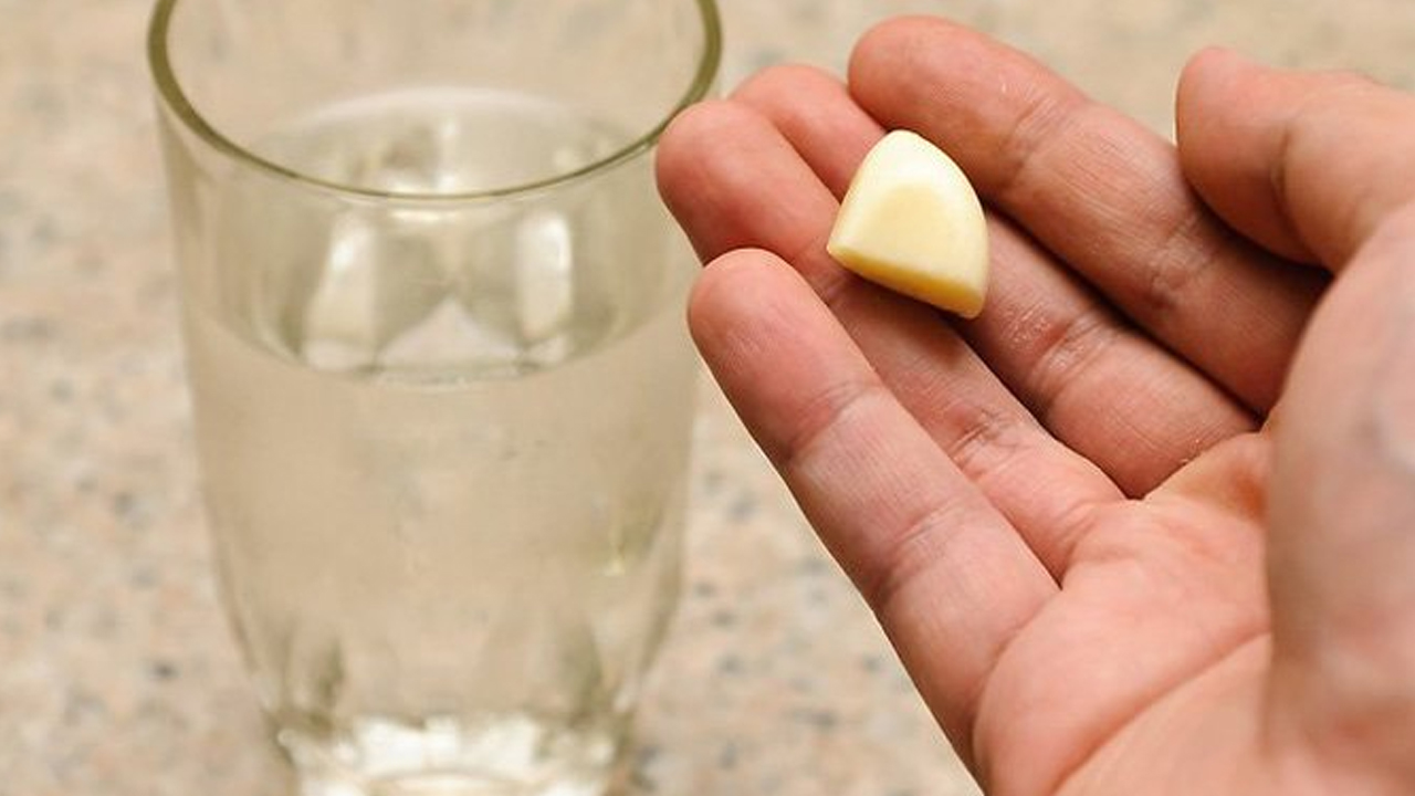  Yastığın altına bir diş sarımsak koymak çok iyi geliyor! Sebebi ortaya çıktı, yapan herkesi şaşırttı! Siper oluyor, test edin