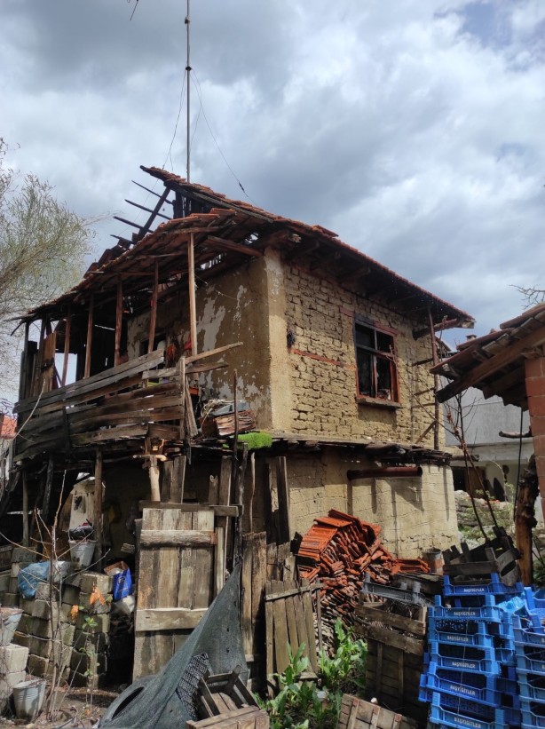 Foto - Yatağa bağımlı şahıs evdeki yangında dumandan zehirlenerek öldü