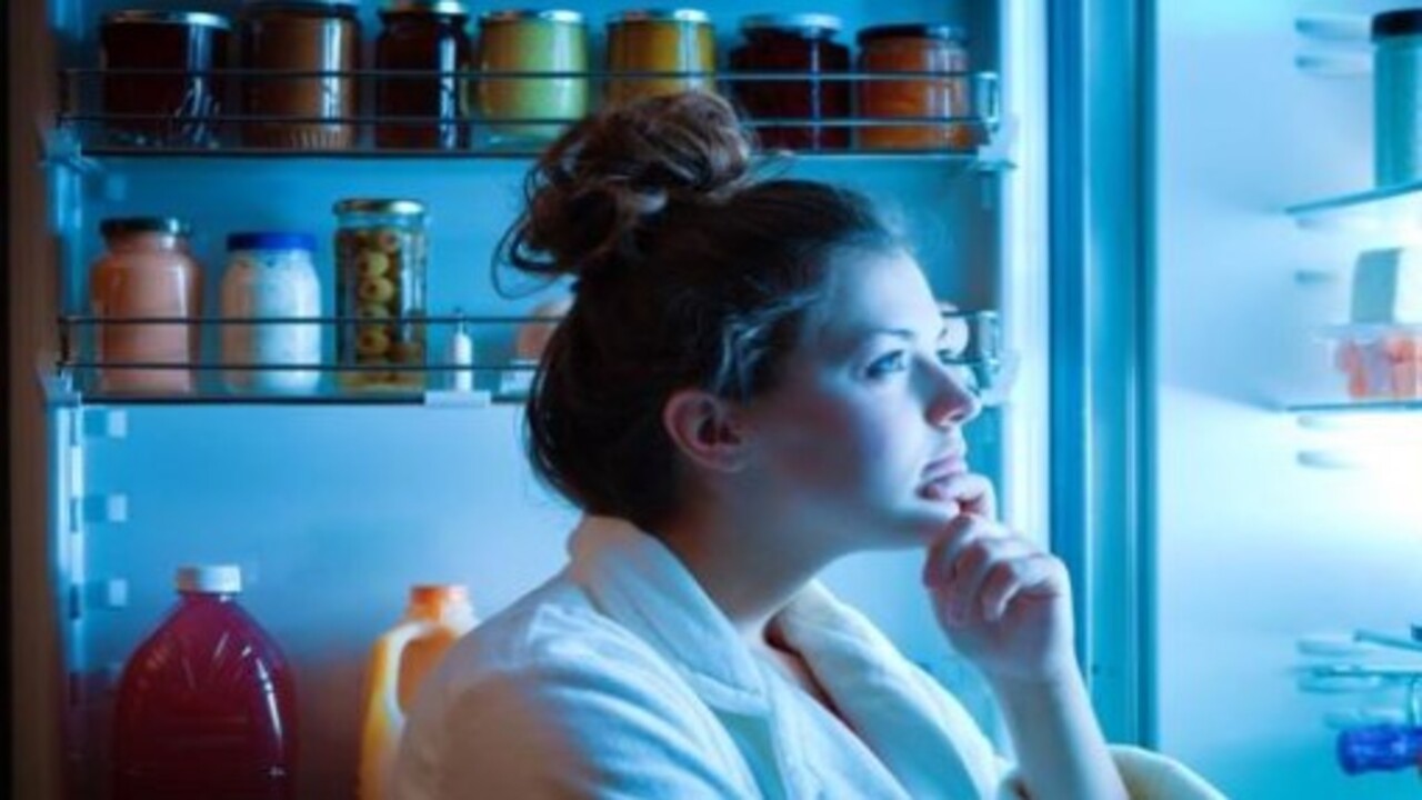 Yatmadan önce sakın yemeyin! Bu besinler cildi yaşlandırıyor