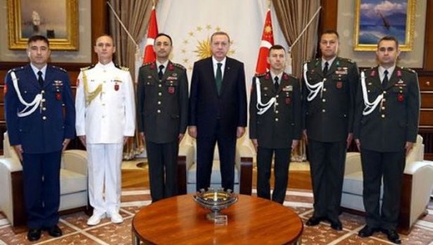 Foto - Yaverlere neden kordon takılıyor?