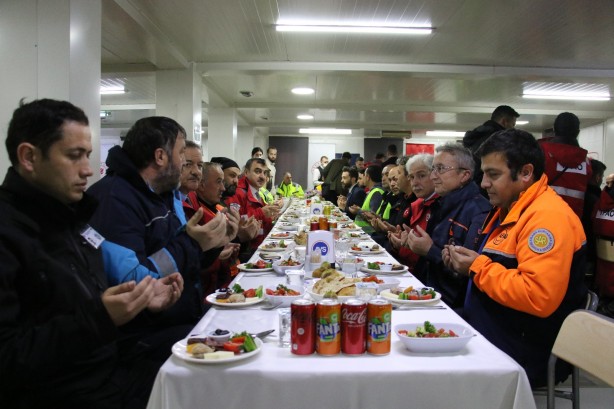 Foto - Yavuz'u uğurlayan Bakan Dönmez, Filyos Limanı’nda çalışanlar ile iftar yaptı
