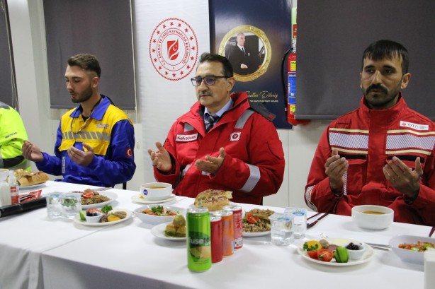 Foto - Yavuz'u uğurlayan Bakan Dönmez, Filyos Limanı’nda çalışanlar ile iftar yaptı