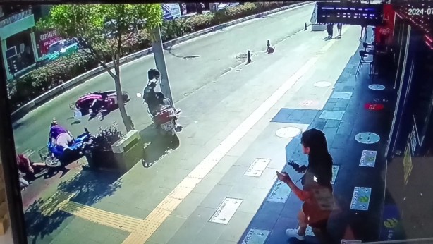 Foto - Yaya geçidinde kazaya neden oldu, yaralı yerde yatarken bisikletine binip gitti