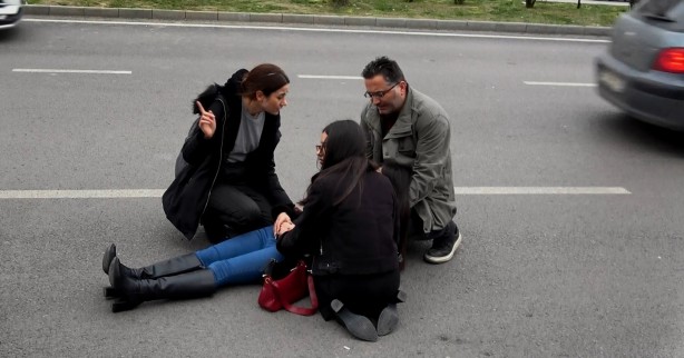 Foto - Yaya geçidini kullanmayan genç kızlar ölümden döndü