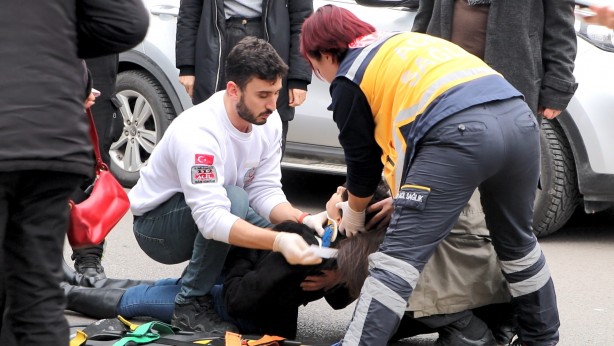 Yaya geçidini kullanmayan genç kızlar ölümden döndü