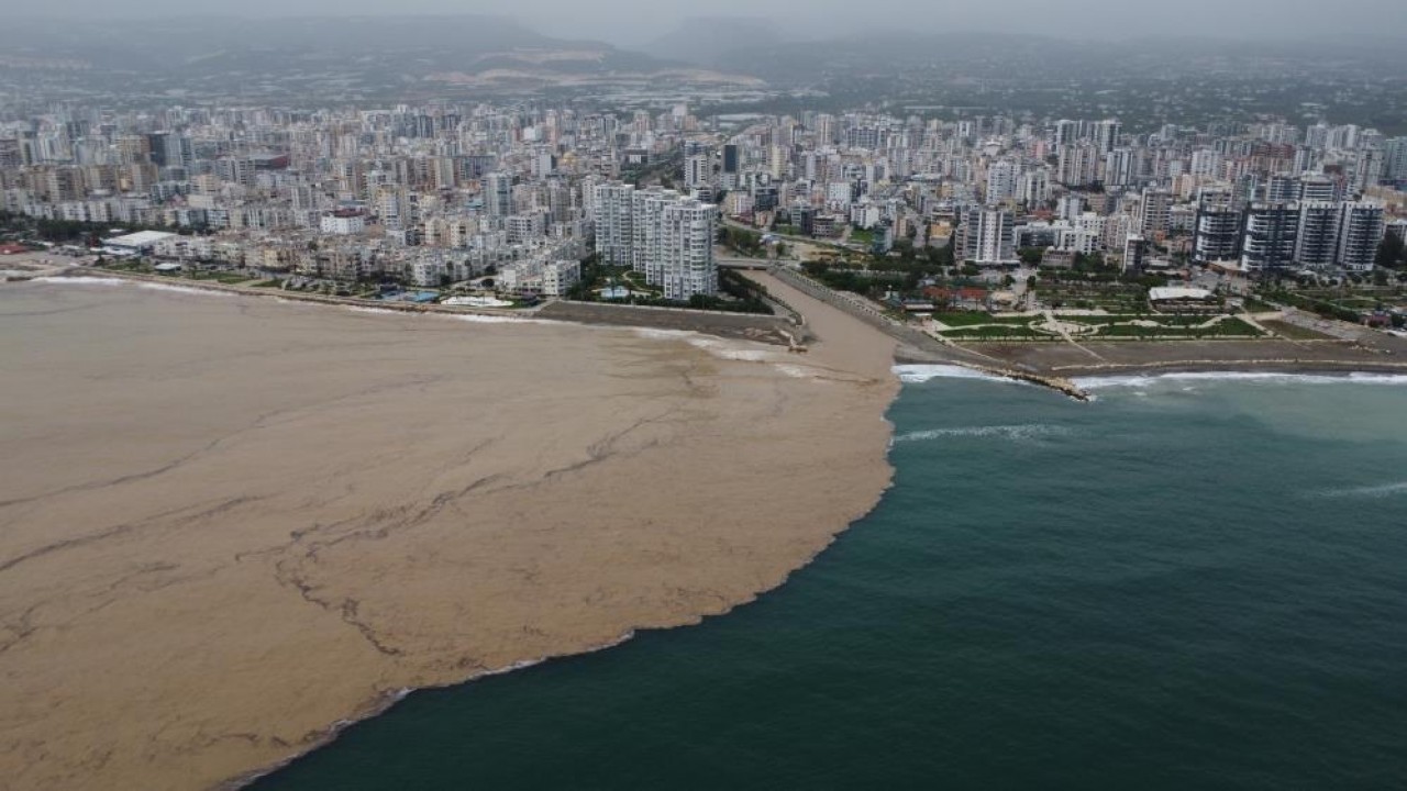 Yayladan gelen sel Akdeniz'in 'Ak'ını aldı