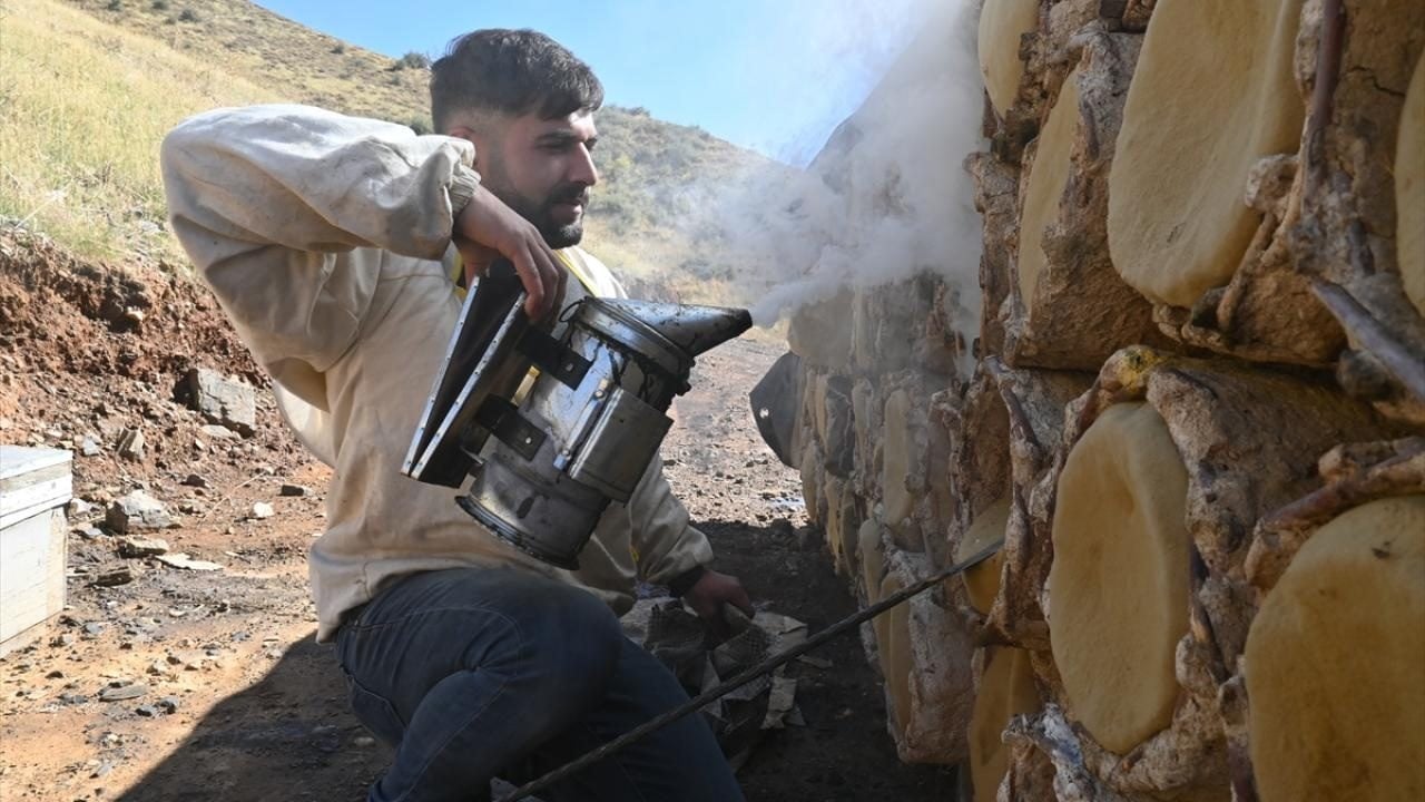 Foto - Yaylalarda geleneksel yöntemlerle üretiliyor! Karakovan balı hasadı başladı