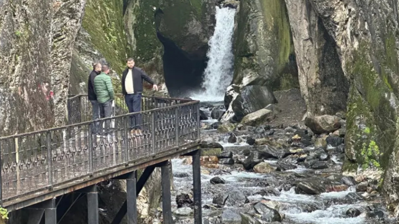Yaz aylarında kurumak üzereydi! Doğa harikası şelale yeniden coştu