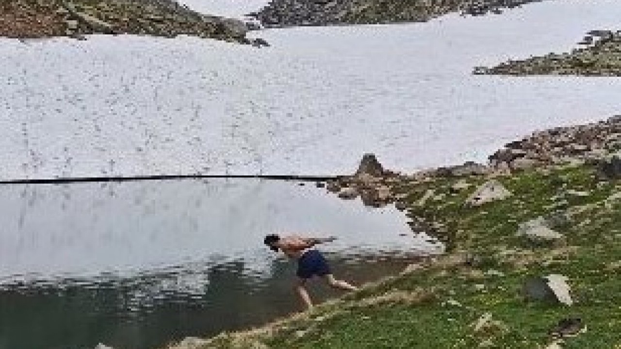 Foto - Yaz mı kış mı belli değil! Etrafı karla kaplı gölde yüzdüler