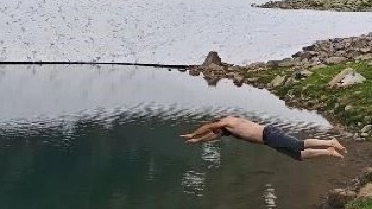 Foto - Yaz mı kış mı belli değil! Etrafı karla kaplı gölde yüzdüler