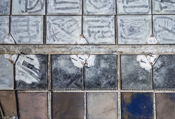 Foto - Yaz sıcağında zorlu tuz hasadı