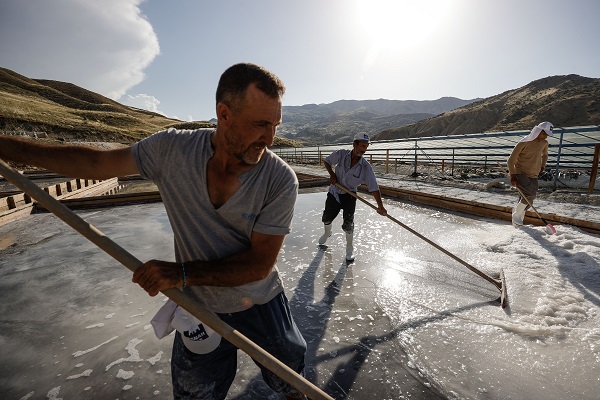 Foto - Yaz sıcağında zorlu tuz hasadı