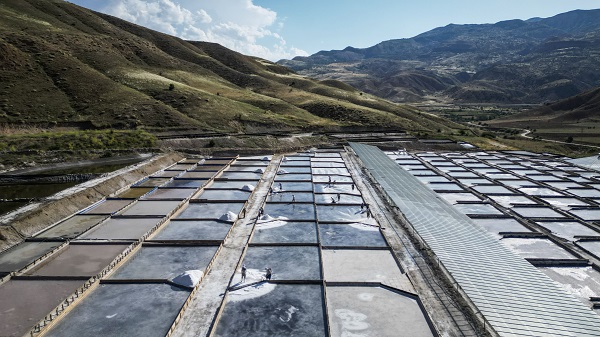 Foto - Yaz sıcağında zorlu tuz hasadı