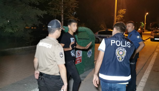 Yazıklar olsun sana be adam! Görev başındaki polise akılalmaz muamele