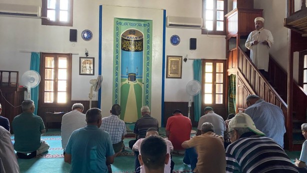 Foto - Yazıyı okuyan namaz kılmaya geliyor! İmamdan camiye dikkat çeken tabela