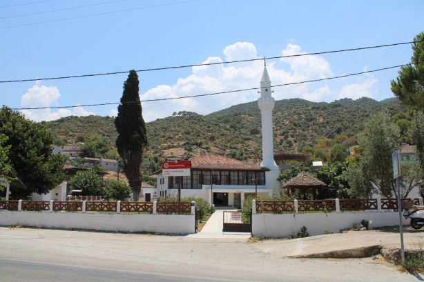 Yazıyı okuyan namaz kılmaya geliyor! İmamdan camiye dikkat çeken tabela