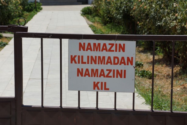 Foto - Yazıyı okuyan namaz kılmaya geliyor! İmamdan camiye dikkat çeken tabela